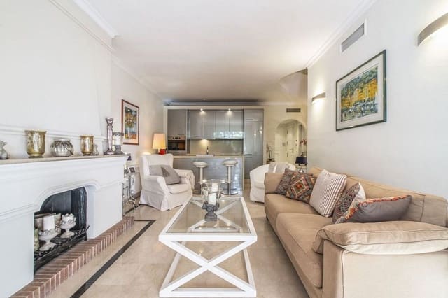 Apartamento de 3 habitaciones en Nueva Andalucía Centro, Marbella en venta con piscina garaje - 750.000 € (Ref: 9916423)