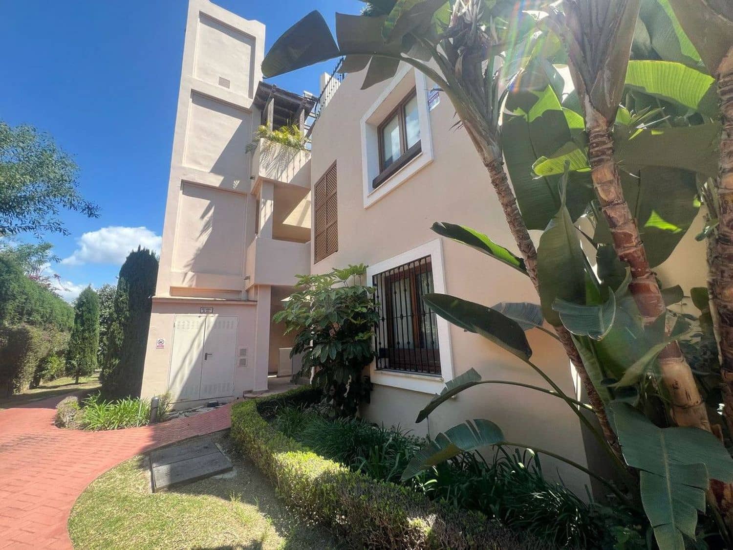 3 soverom Leilighet til salgs i El Paraiso med svømmebasseng garasje - € 695 000 (Ref: 9916426)