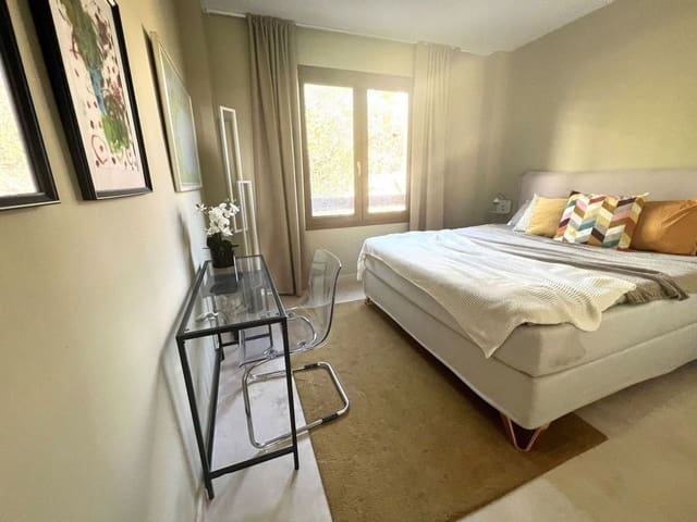 Apartamento de 3 habitaciones en El Paraiso, Estepona en venta con piscina garaje - 695.000 € (Ref: 9916426)