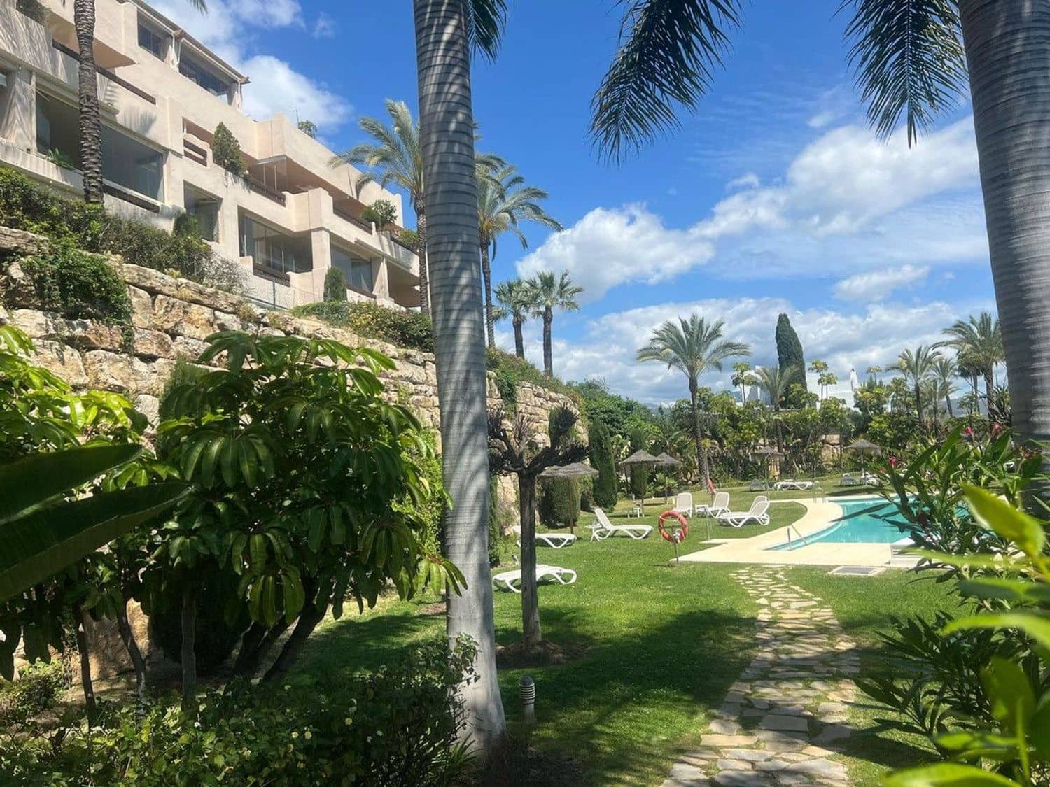 3 soverom Leilighet til salgs i El Paraiso med svømmebasseng garasje - € 695 000 (Ref: 9916426)