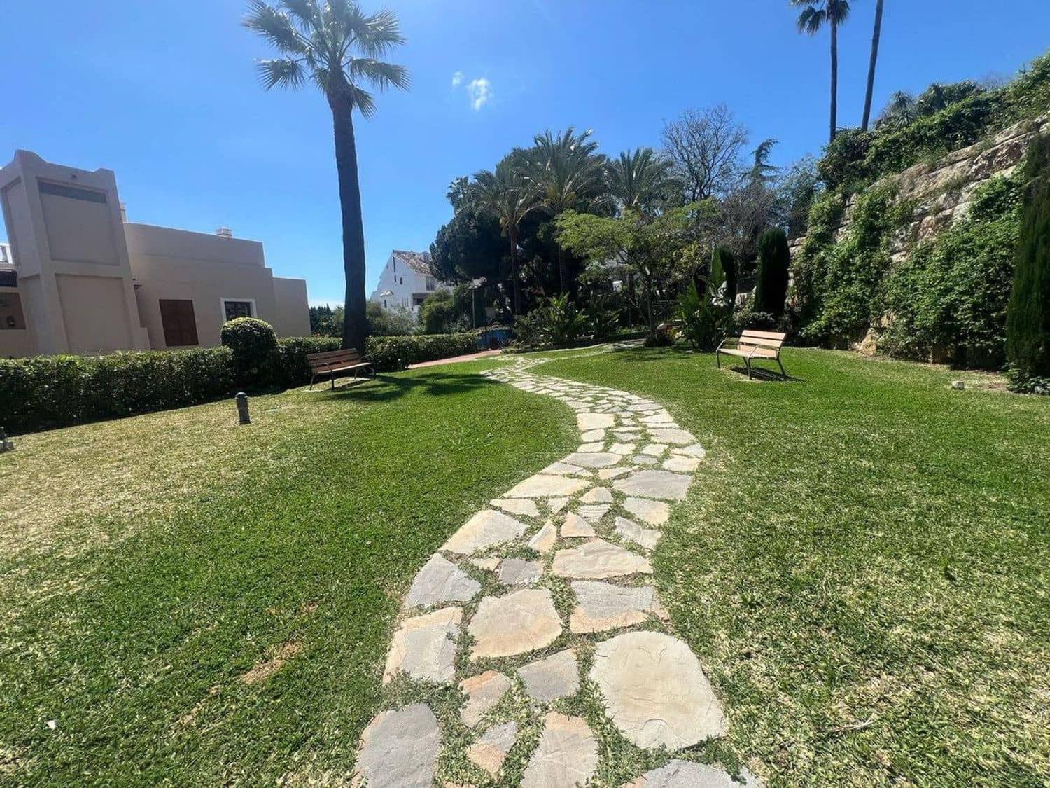 3 soverom Leilighet til salgs i El Paraiso med svømmebasseng garasje - € 695 000 (Ref: 9916426)