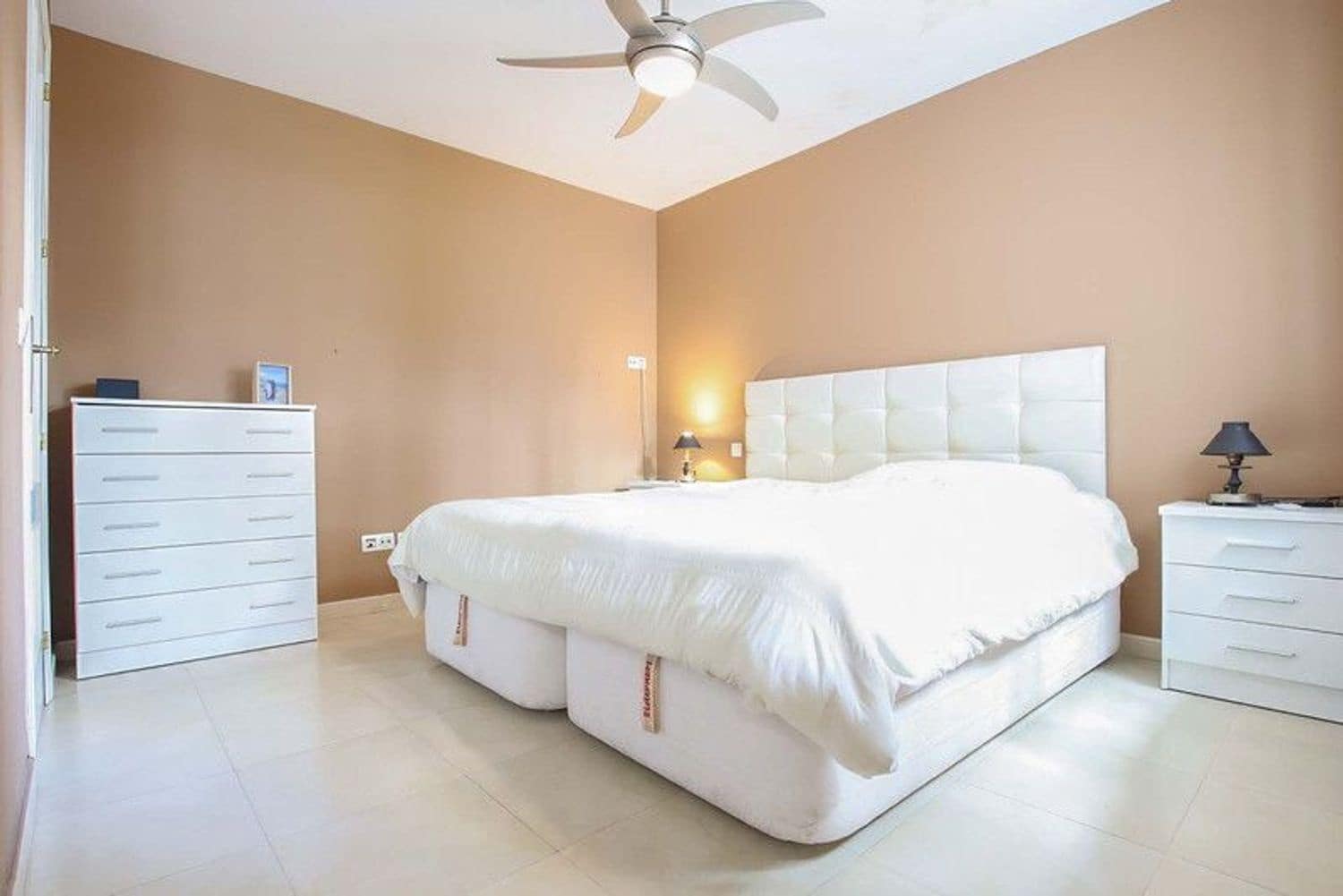 Apartamento de 3 habitaciones en Puerto Banus en venta con piscina garaje - 630.000 € (Ref: 9916434)