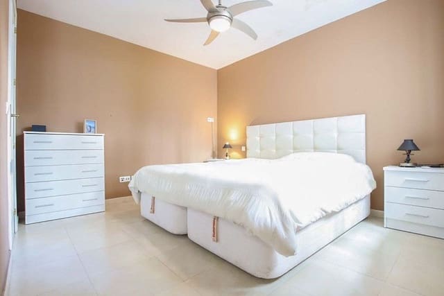 Apartamento de 3 habitaciones en Puerto Banus, Marbella en venta con piscina garaje - 630.000 € (Ref: 9916434)