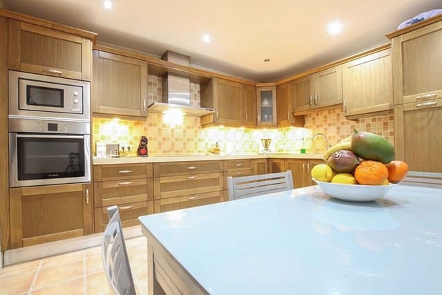 Apartamento de 3 habitaciones en Puerto Banus, Marbella en venta con piscina garaje - 630.000 € (Ref: 9916434)