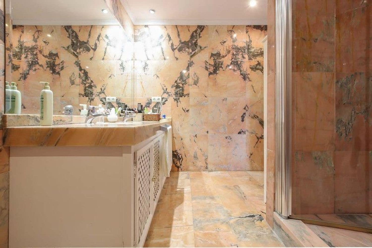Apartamento de 3 habitaciones en Puerto Banus en venta con piscina garaje - 630.000 € (Ref: 9916434)
