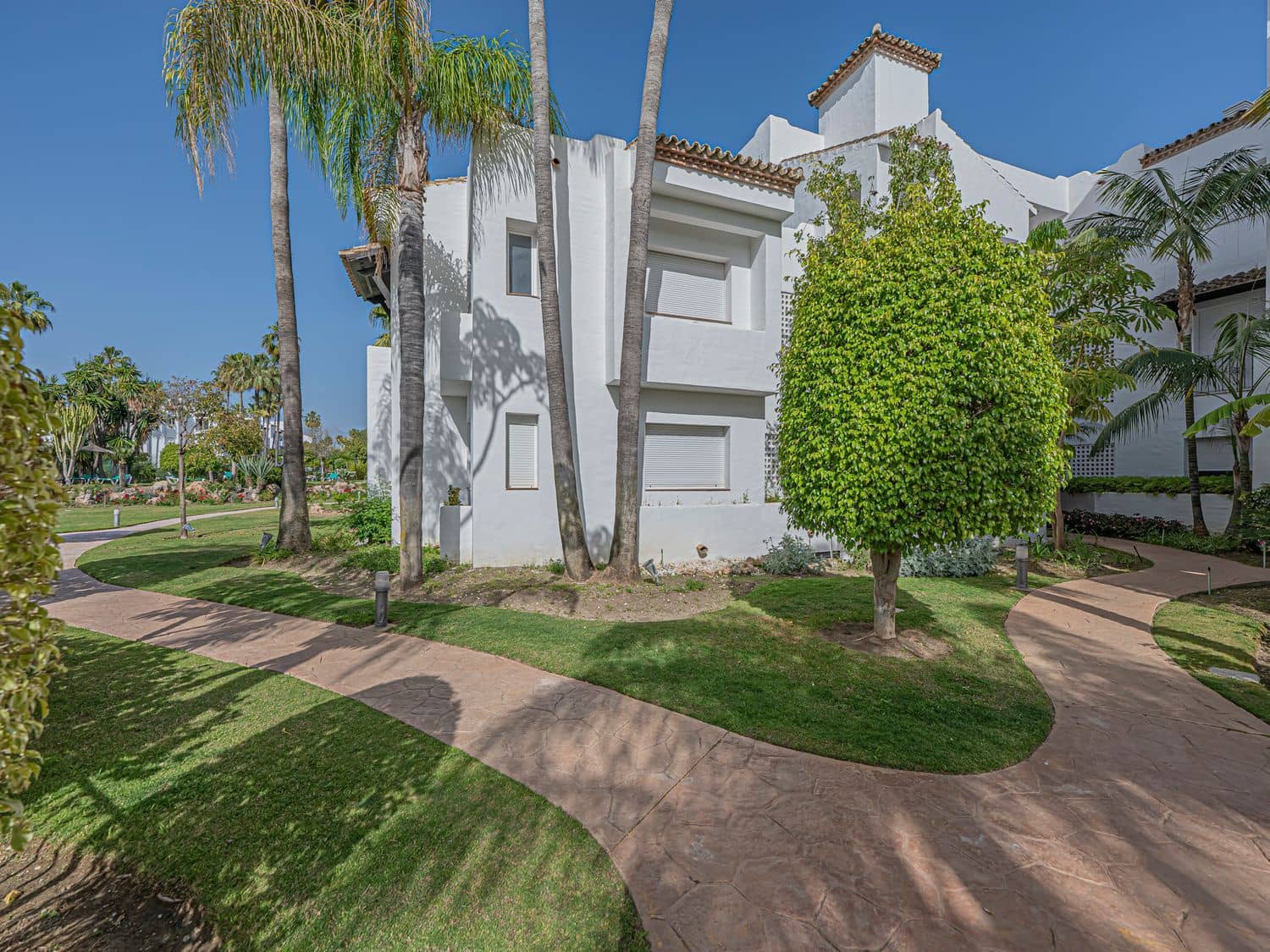 3 bedroom Apartment for sale in New Golden Mile with pool garage - € 715,000 (Ref: 9916435)