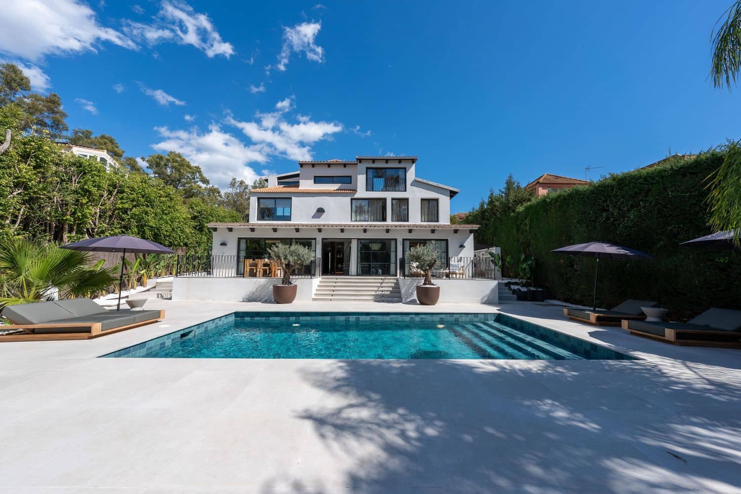 5 slaapkamer Villa te koop in Aloha Golf met zwembad garage - € 4.290.000 (Ref: 9916445)