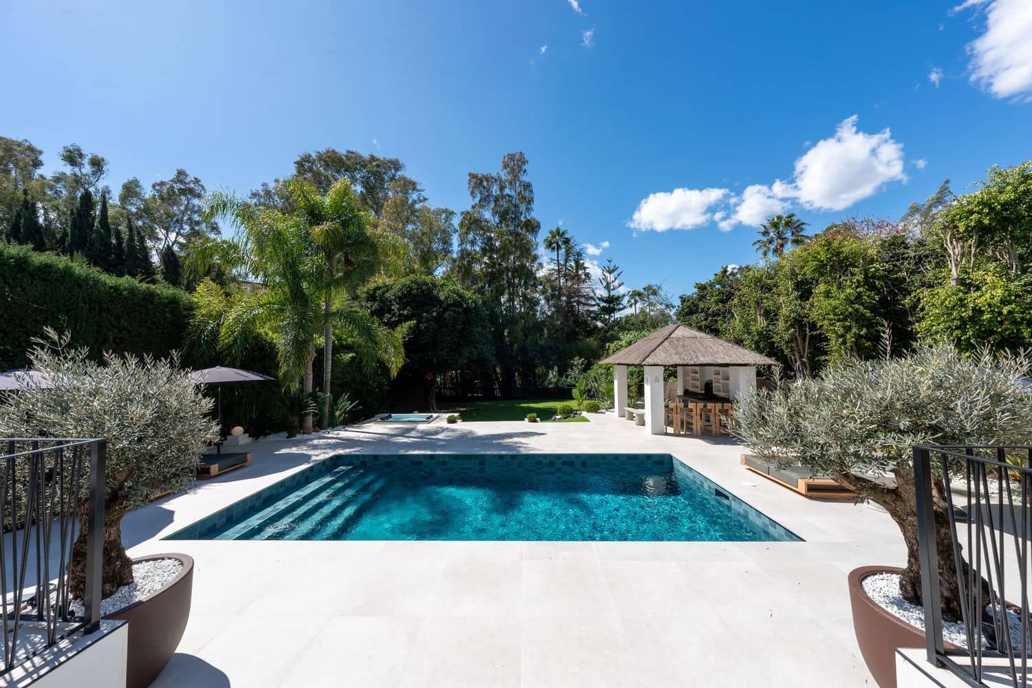 5 slaapkamer Villa te koop in Aloha Golf met zwembad garage - € 4.290.000 (Ref: 9916445)