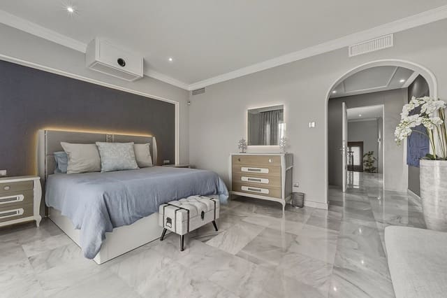 5 makuuhuone Huvila myytävänä paikassa Guadalmina Alta, Marbella mukana uima-altaan 
autotalli - 2 200 000 € (Ref: 9916446)