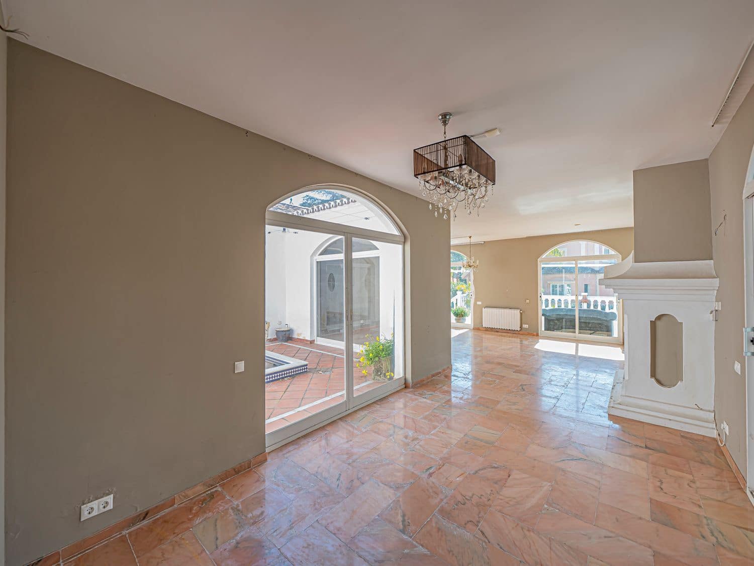 4 quarto Moradia para venda em Benahavis com piscina garagem - 1 700 000 € (Ref: 9916448)