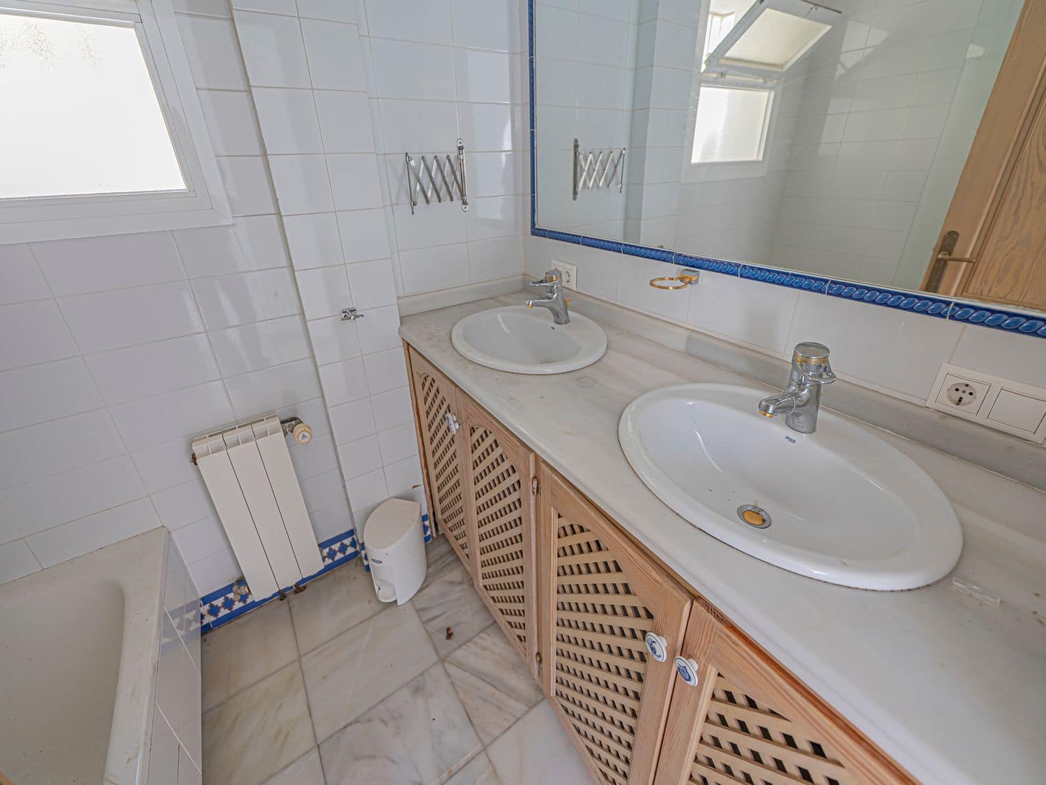 4 quarto Moradia para venda em Benahavis com piscina garagem - 1 700 000 € (Ref: 9916448)