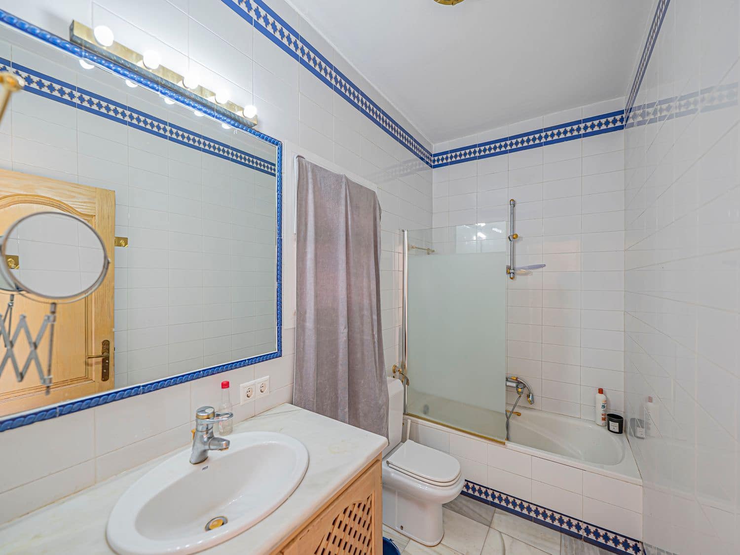 4 quarto Moradia para venda em Benahavis com piscina garagem - 1 700 000 € (Ref: 9916448)