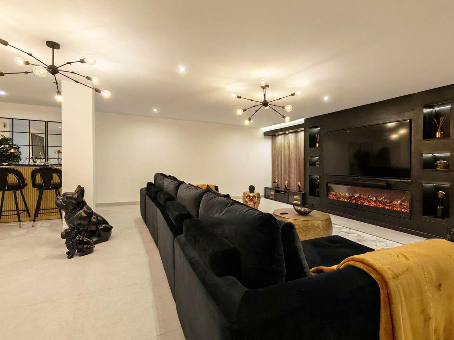 5 bedroom Villa for sale in New Golden Mile with pool garage - € 1,450,000 (Ref: 9916453)