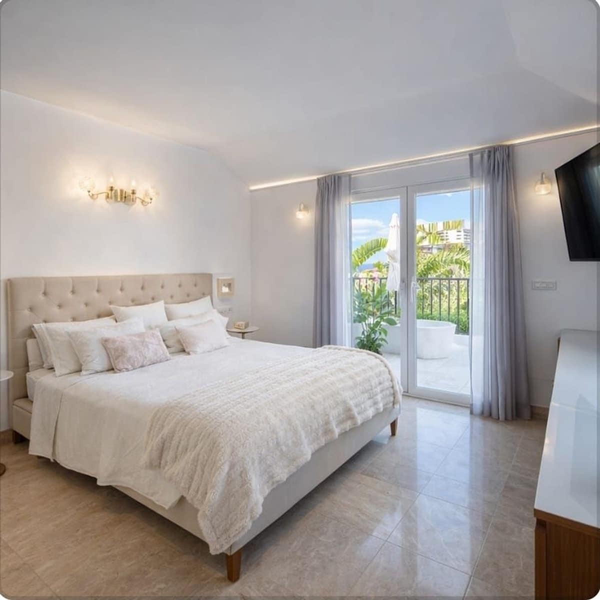 4 bedroom Villa for sale in New Golden Mile with pool garage - € 950,000 (Ref: 9916454)