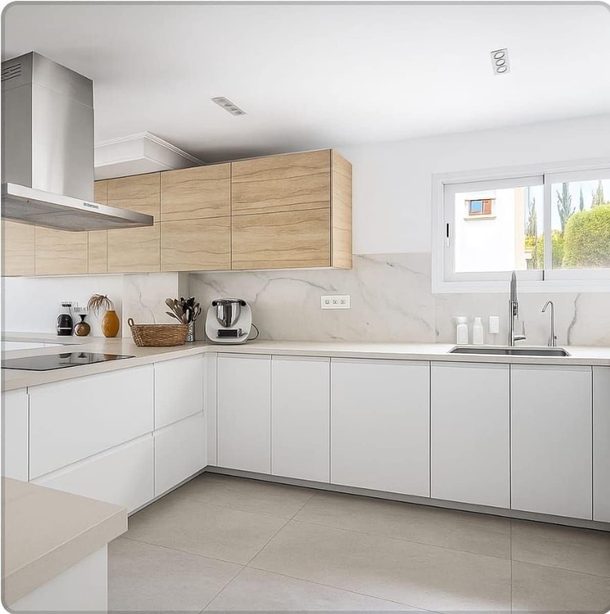 4 bedroom Villa for sale in New Golden Mile with pool garage - € 950,000 (Ref: 9916454)