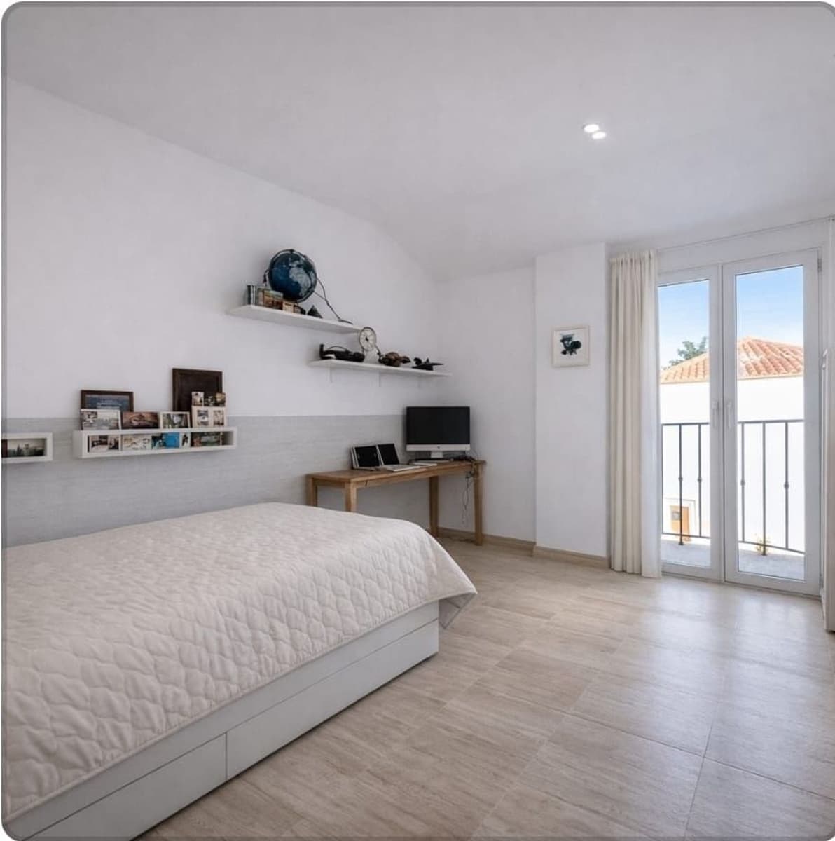 4 bedroom Villa for sale in New Golden Mile with pool garage - € 950,000 (Ref: 9916454)