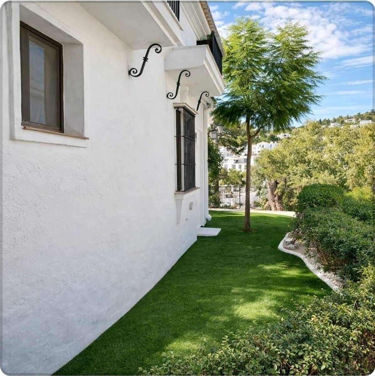 4 bedroom Villa for sale in New Golden Mile with pool garage - € 950,000 (Ref: 9916454)