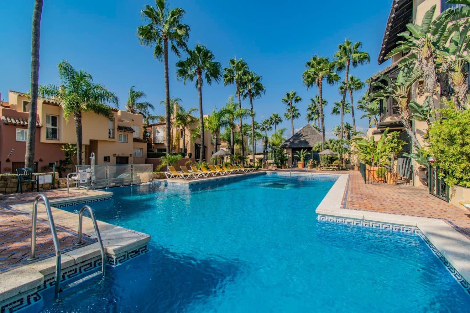 4 slaapkamer Huis te koop in Nueva Andalucia met zwembad garage - € 549.000 (Ref: 9921683)