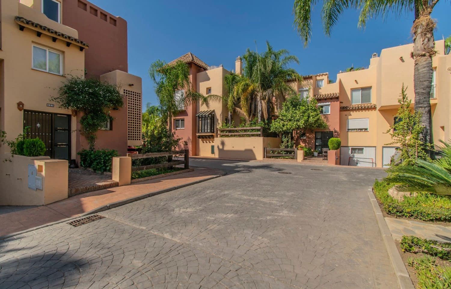 4 slaapkamer Huis te koop in Nueva Andalucia met zwembad garage - € 549.000 (Ref: 9921683)
