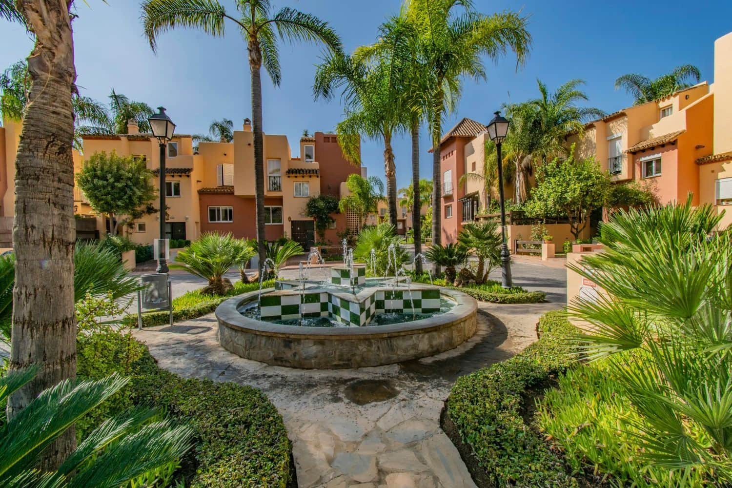 4 slaapkamer Huis te koop in Nueva Andalucia met zwembad garage - € 549.000 (Ref: 9921683)