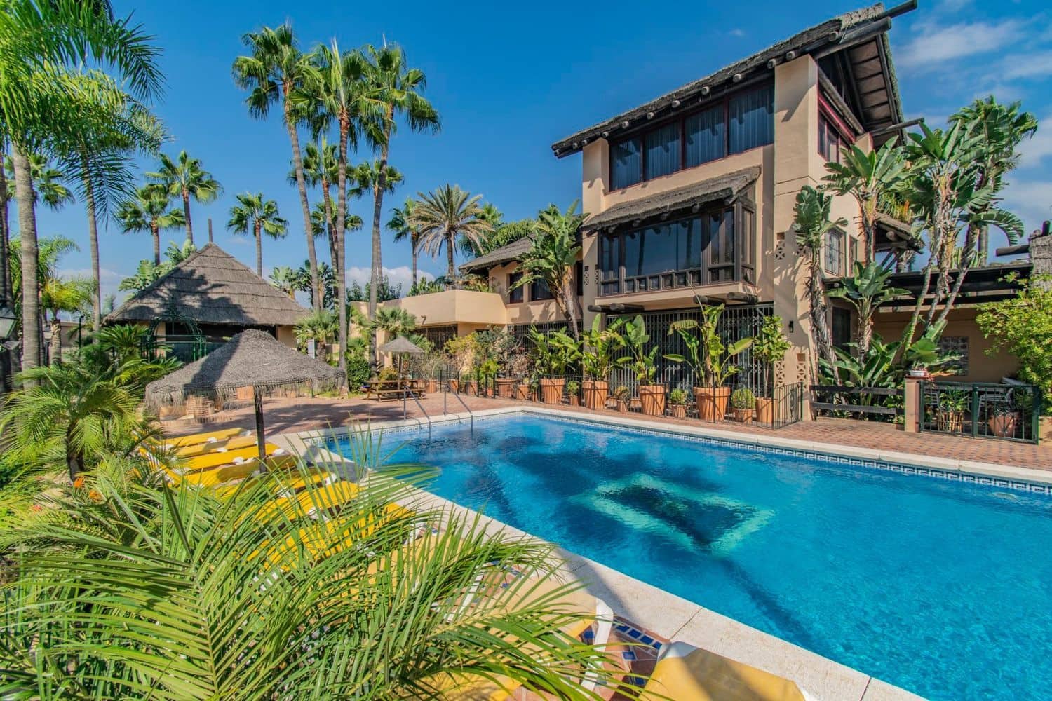 4 slaapkamer Huis te koop in Nueva Andalucia met zwembad garage - € 549.000 (Ref: 9921683)