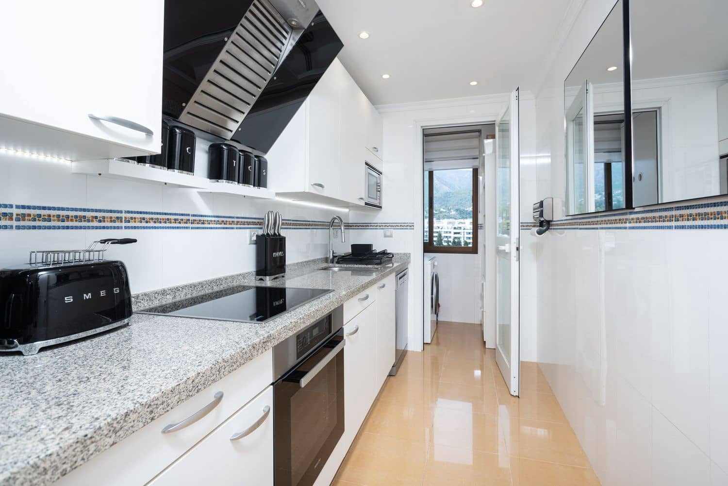 2 soverom Leilighet til salgs i Marbella med svømmebasseng garasje - € 1 190 000 (Ref: 9930042)