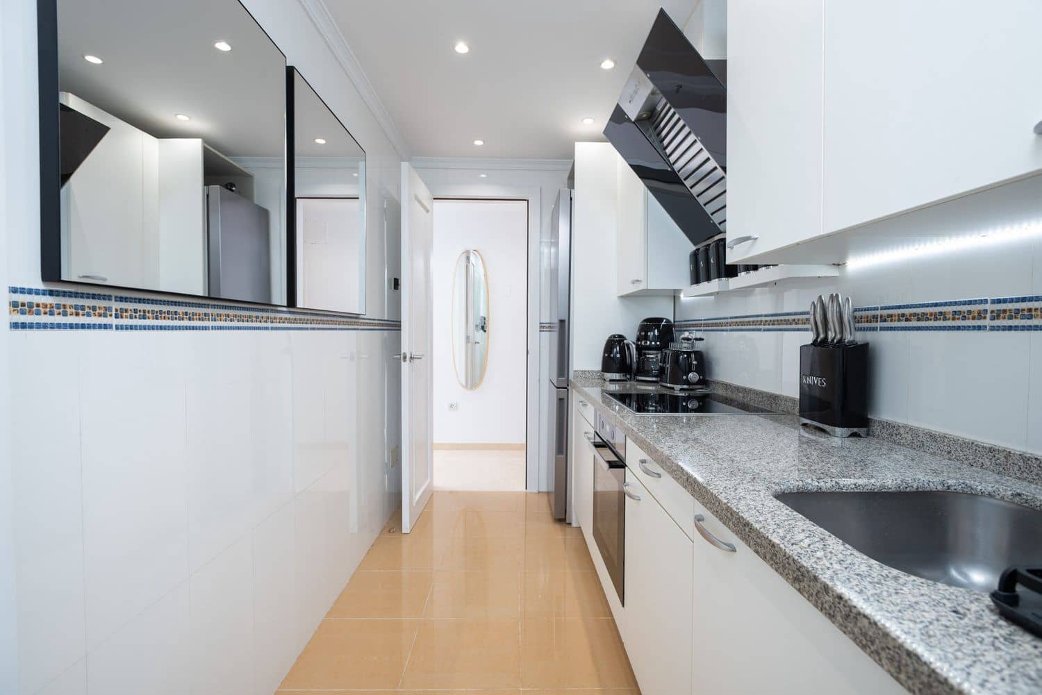 2 soverom Leilighet til salgs i Marbella med svømmebasseng garasje - € 1 190 000 (Ref: 9930042)