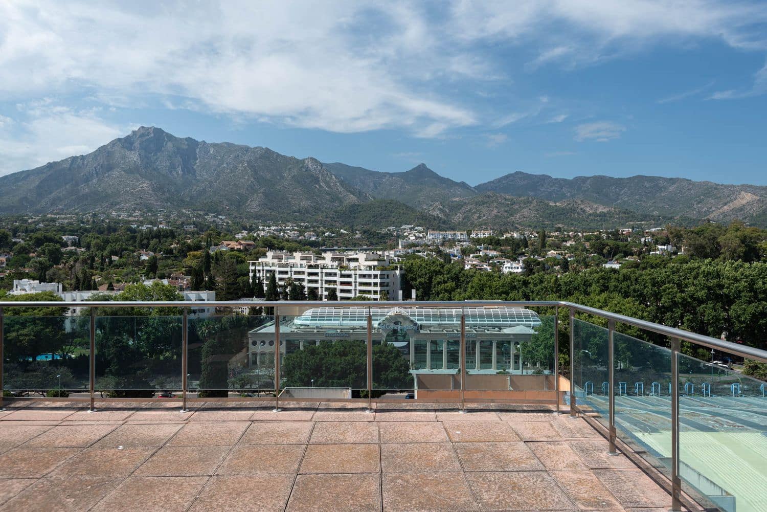 2 soverom Leilighet til salgs i Marbella med svømmebasseng garasje - € 1 190 000 (Ref: 9930042)