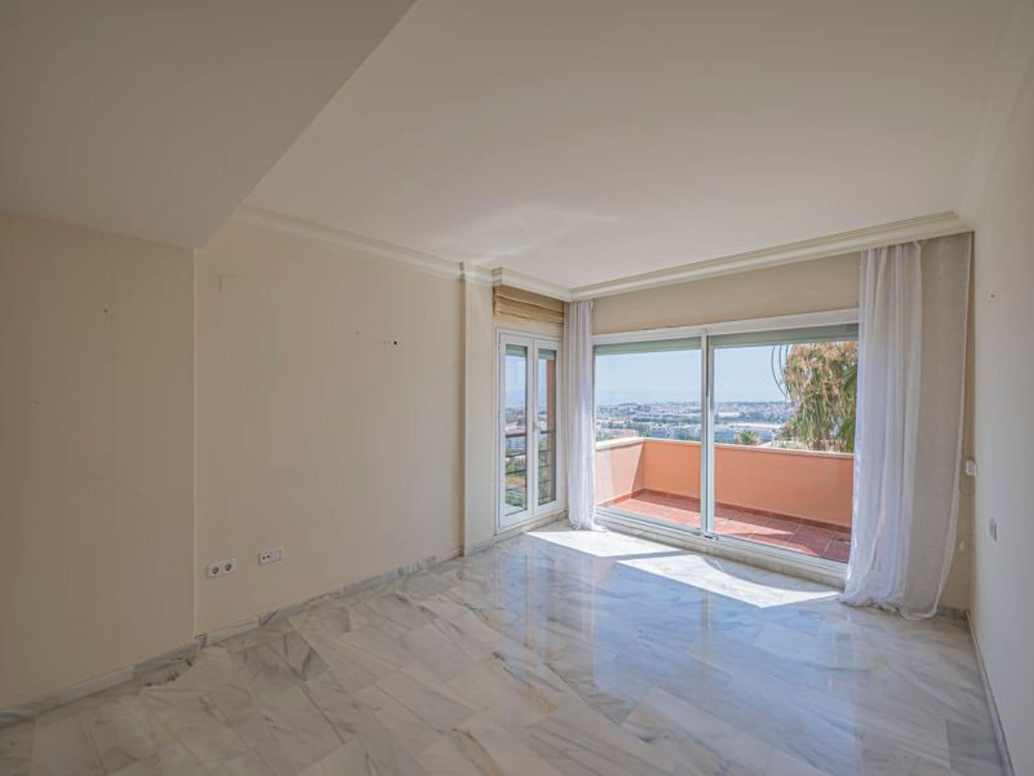 2 sovrum Lägenhet till salu i Nueva Andalucia med pool garage - 675 000 € (Ref: 9943284)