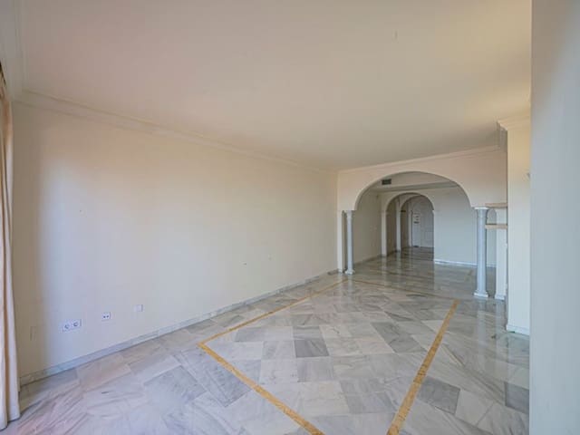 2 sovrum Lägenhet till salu i Las Brisas, Marbella med pool garage - 675 000 € (Ref: 9943284)