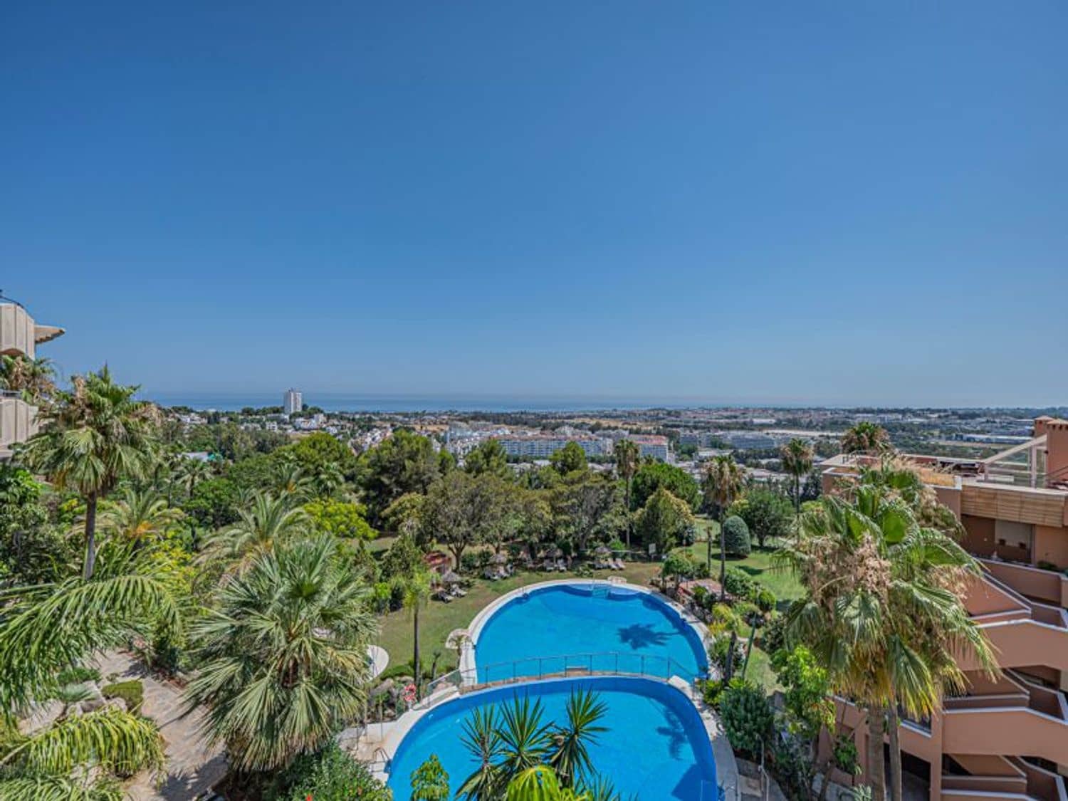 2 sovrum Lägenhet till salu i Nueva Andalucia med pool garage - 675 000 € (Ref: 9943284)