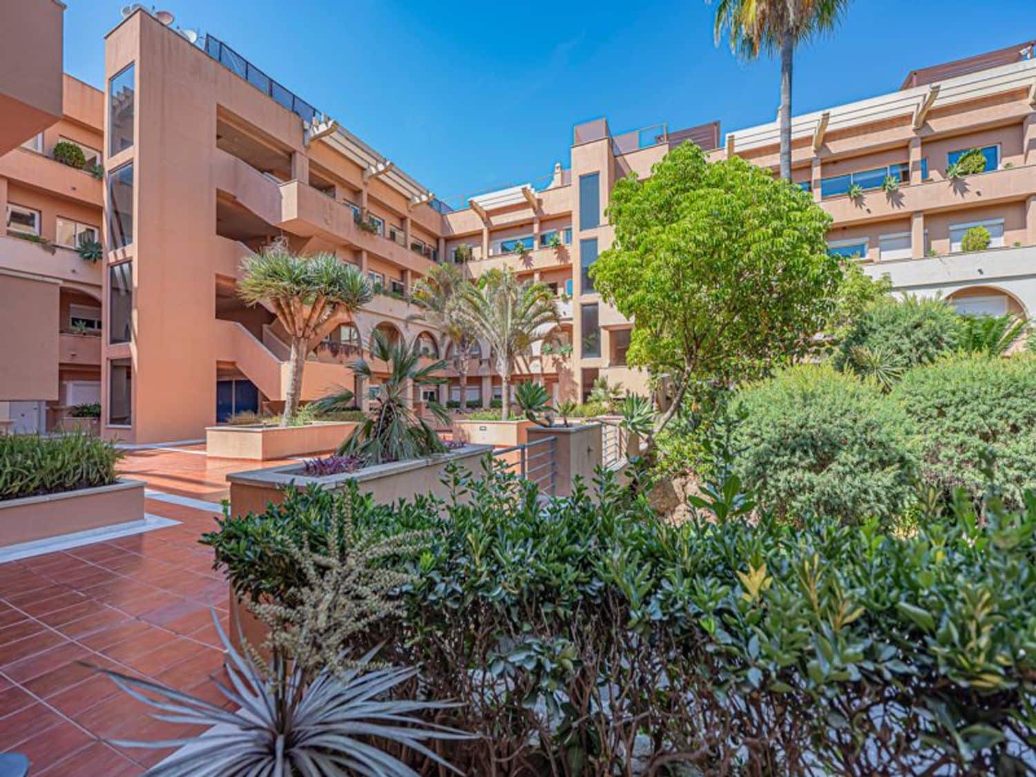 2 sovrum Lägenhet till salu i Nueva Andalucia med pool garage - 675 000 € (Ref: 9943284)