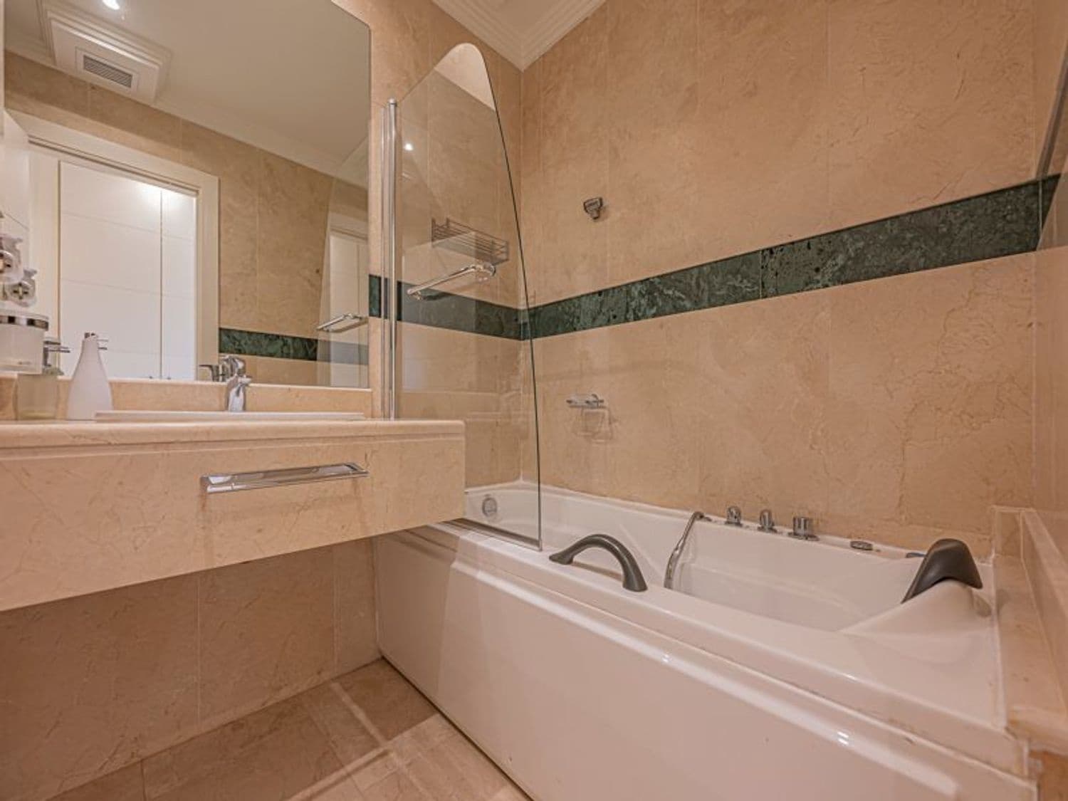 3 soveværelse Lejlighed til salg i Nueva Andalucia med swimmingpool garage - € 765.000 (Ref: 9976692)
