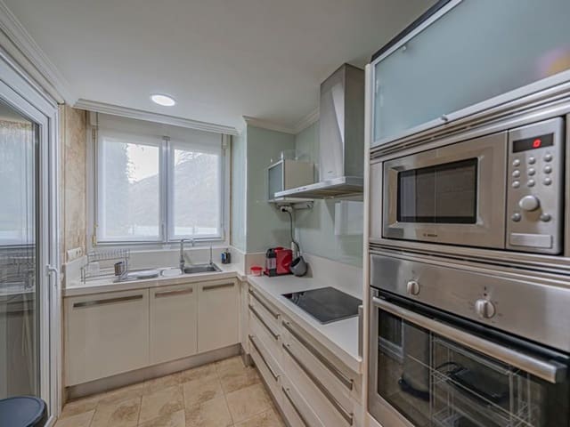 3 soverom Leilighet til salgs i Los Naranjos, Marbella med svømmebasseng garasje - € 765 000 (Ref: 9976692)