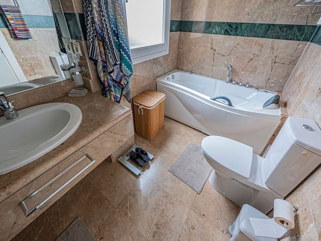 3 soverom Leilighet til salgs i Los Naranjos, Marbella med svømmebasseng garasje - € 765 000 (Ref: 9976692)