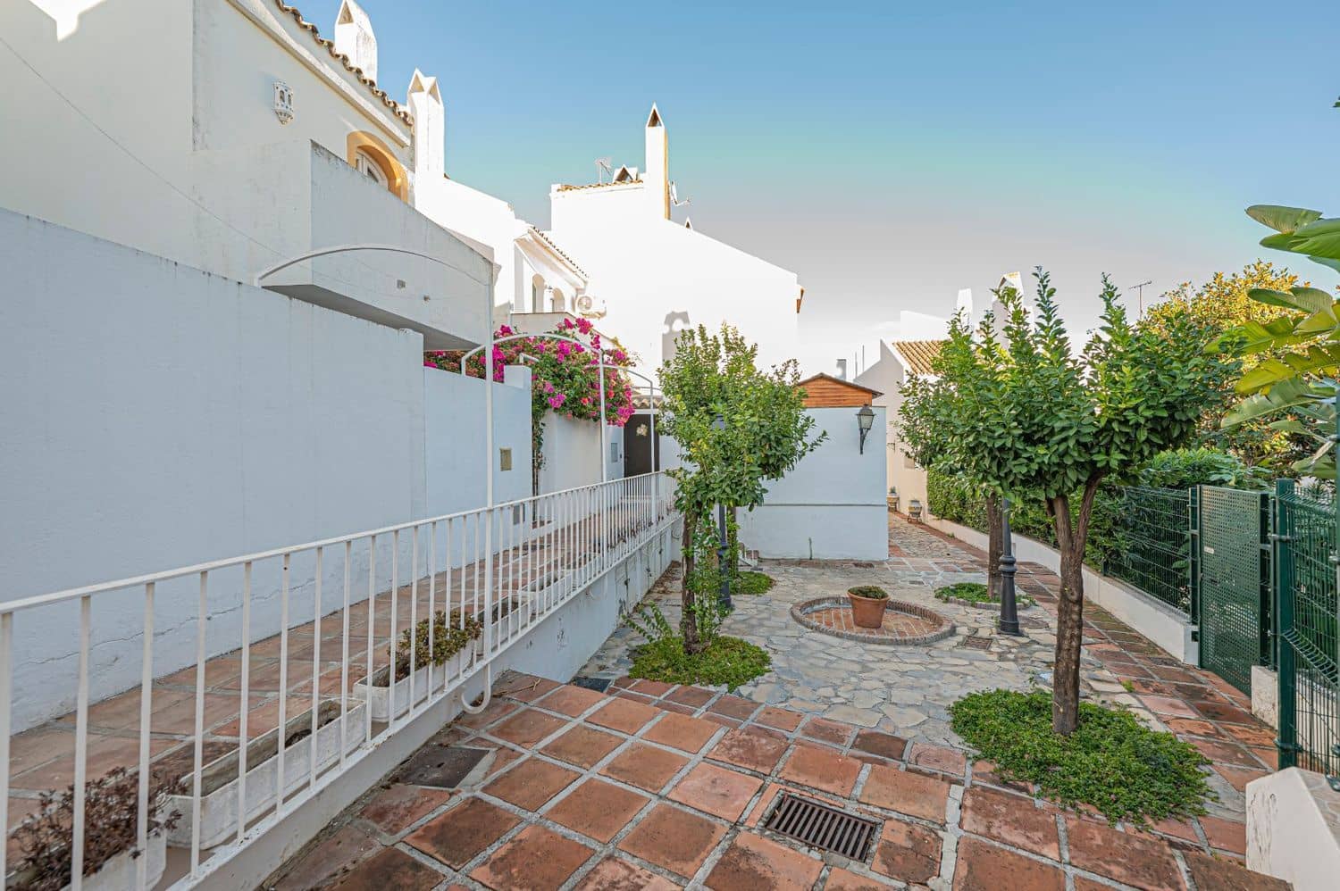 3 bedroom Townhouse for sale in Nueva Andalucia with pool garage - € 539,000 (Ref: 9977381)