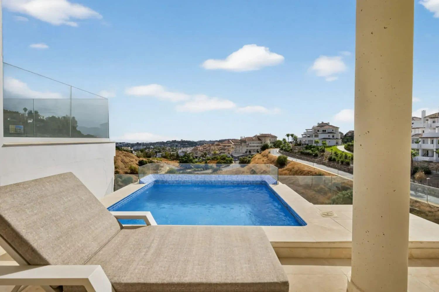 Apartamento de 2 habitaciones en Nueva Andalucia en venta con piscina garaje - 845.000 € (Ref: 9977382)