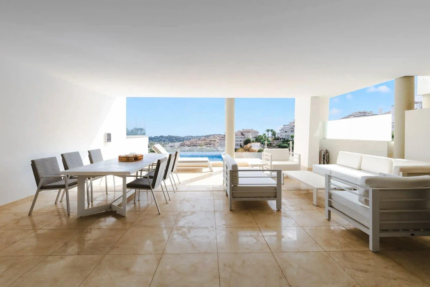 Apartamento de 2 habitaciones en Nueva Andalucia en venta con piscina garaje - 845.000 € (Ref: 9977382)