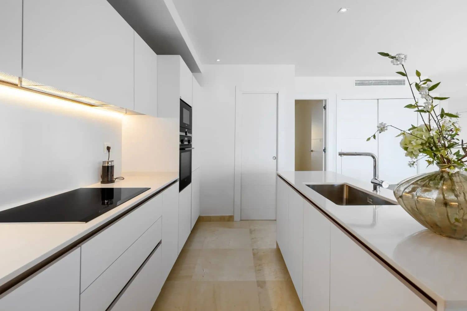 Apartamento de 2 habitaciones en Nueva Andalucia en venta con piscina garaje - 845.000 € (Ref: 9977382)