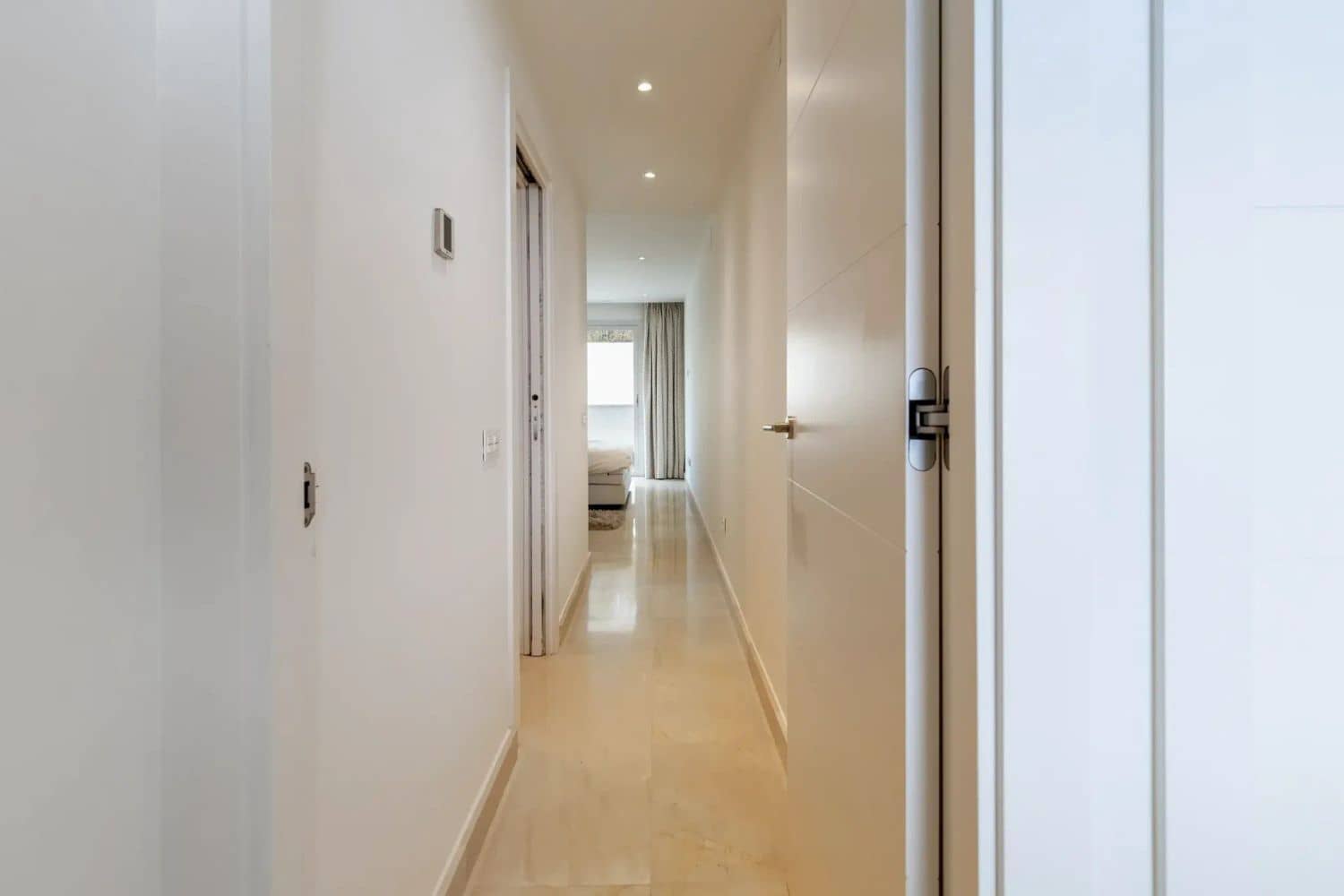 Apartamento de 2 habitaciones en Nueva Andalucia en venta con piscina garaje - 845.000 € (Ref: 9977382)