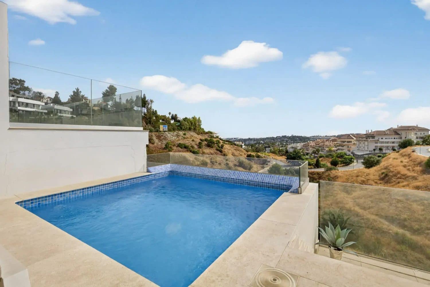 Apartamento de 2 habitaciones en Nueva Andalucia en venta con piscina garaje - 845.000 € (Ref: 9977382)