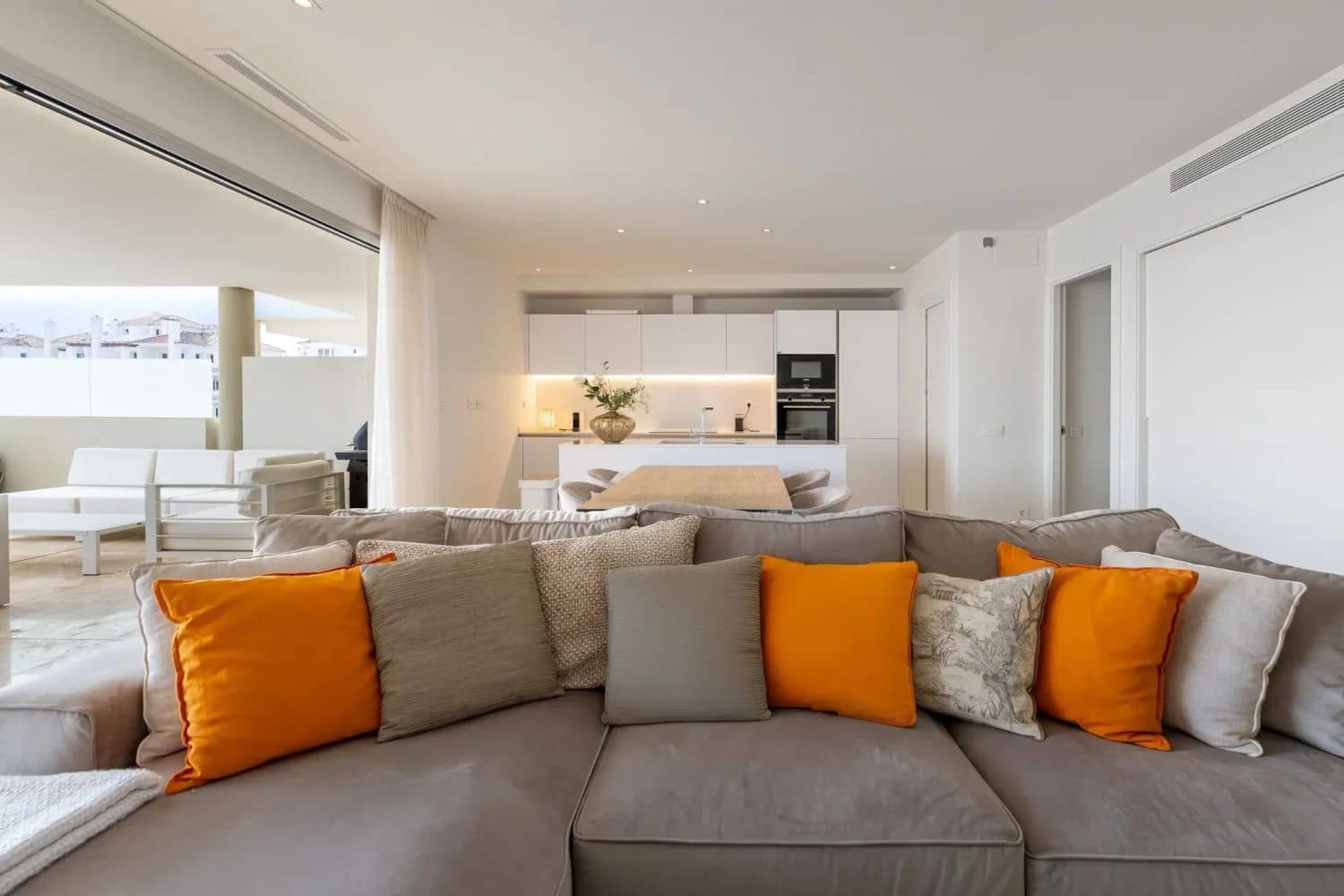 Apartamento de 2 habitaciones en Nueva Andalucia en venta con piscina garaje - 845.000 € (Ref: 9977382)
