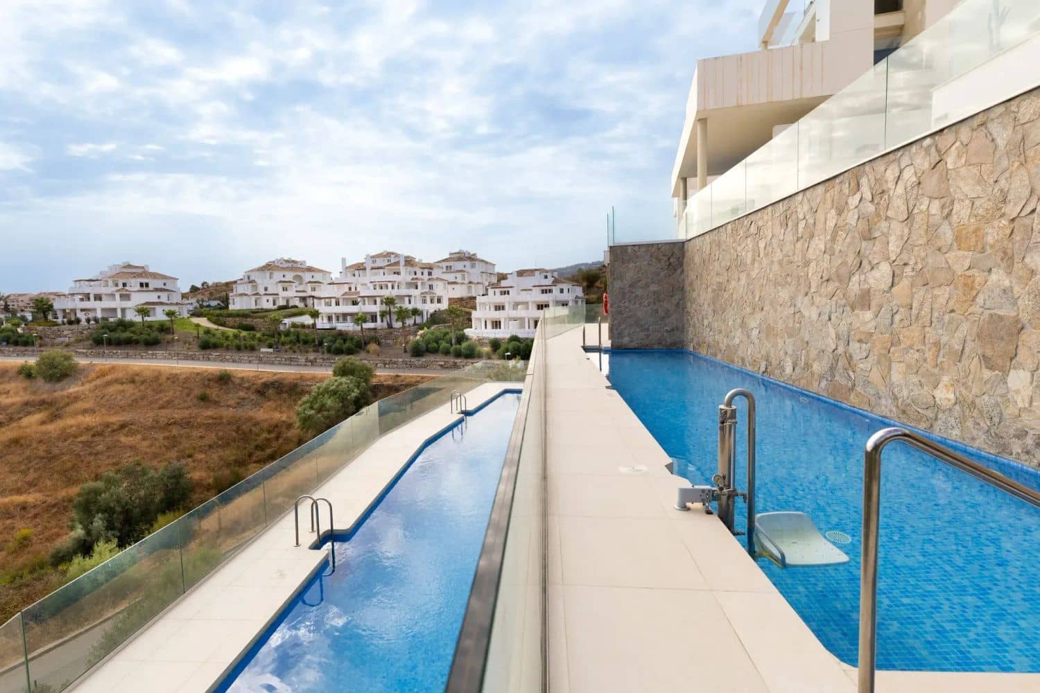 Apartamento de 2 habitaciones en Nueva Andalucia en venta con piscina garaje - 845.000 € (Ref: 9977382)