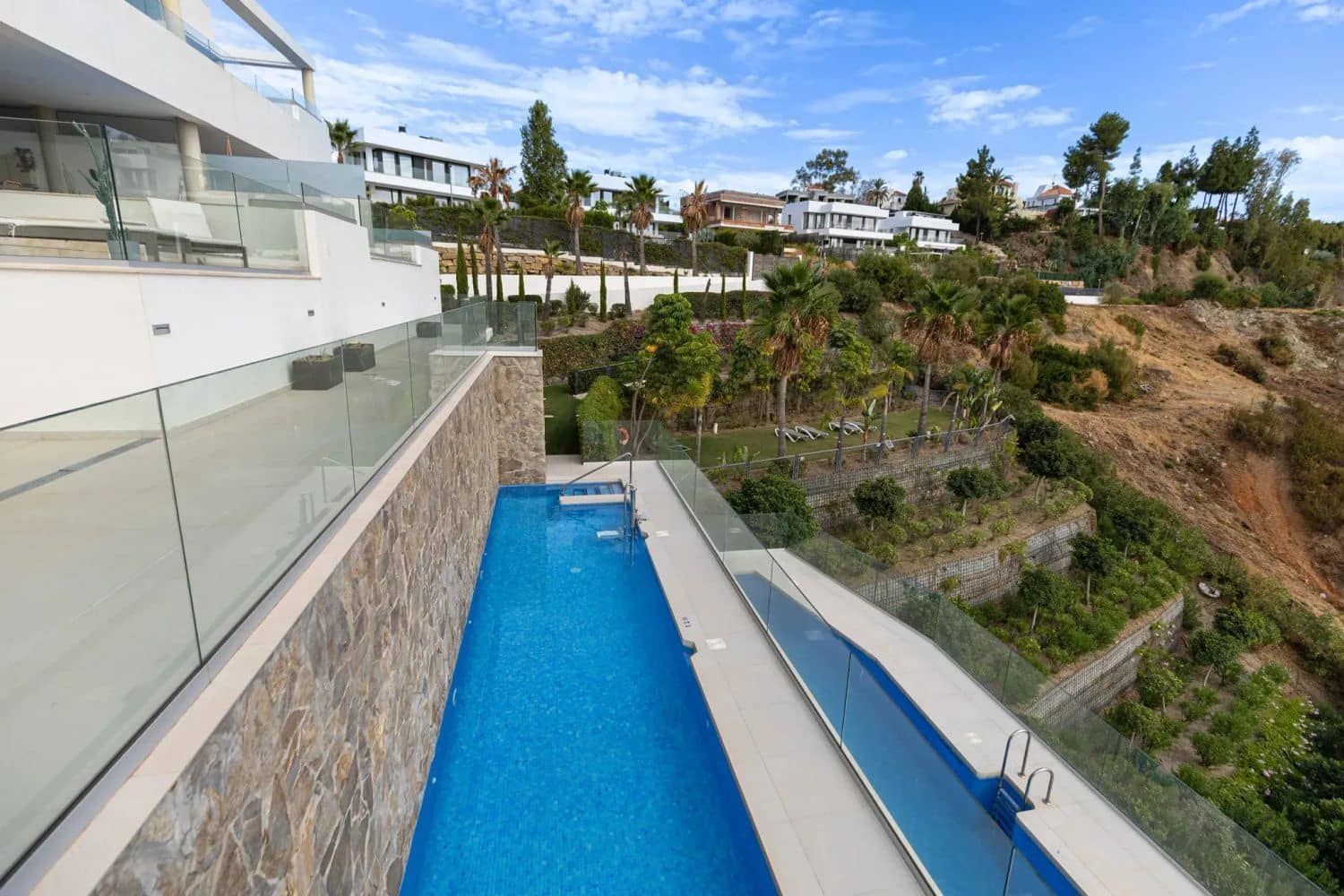 Apartamento de 2 habitaciones en Nueva Andalucia en venta con piscina garaje - 845.000 € (Ref: 9977382)