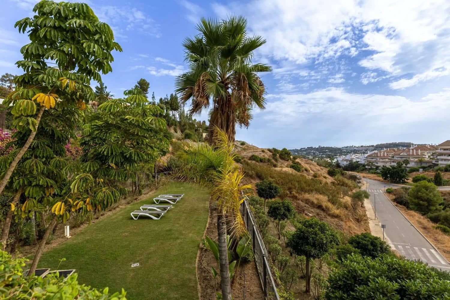 Apartamento de 2 habitaciones en Nueva Andalucia en venta con piscina garaje - 845.000 € (Ref: 9977382)