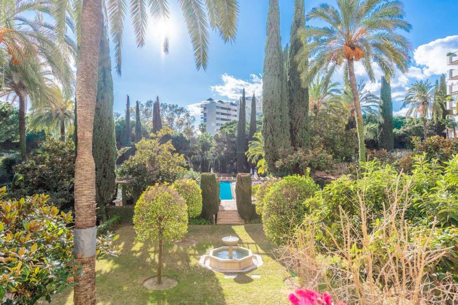 Apartamento de 3 habitaciones en Marbella en venta con piscina garaje - 2.040.000 € (Ref: 9977394)