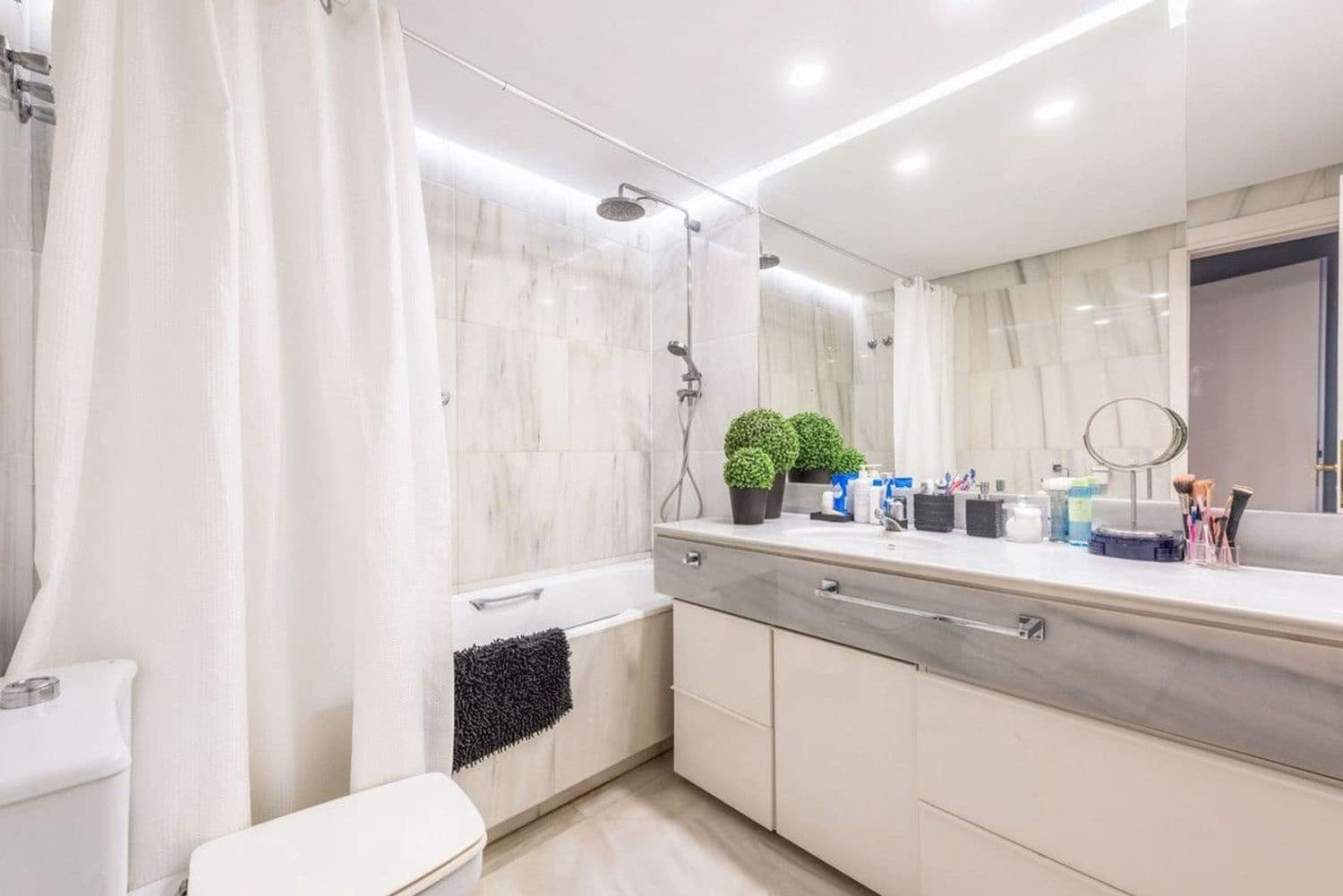Apartamento de 3 habitaciones en Marbella en venta con piscina garaje - 2.040.000 € (Ref: 9977394)