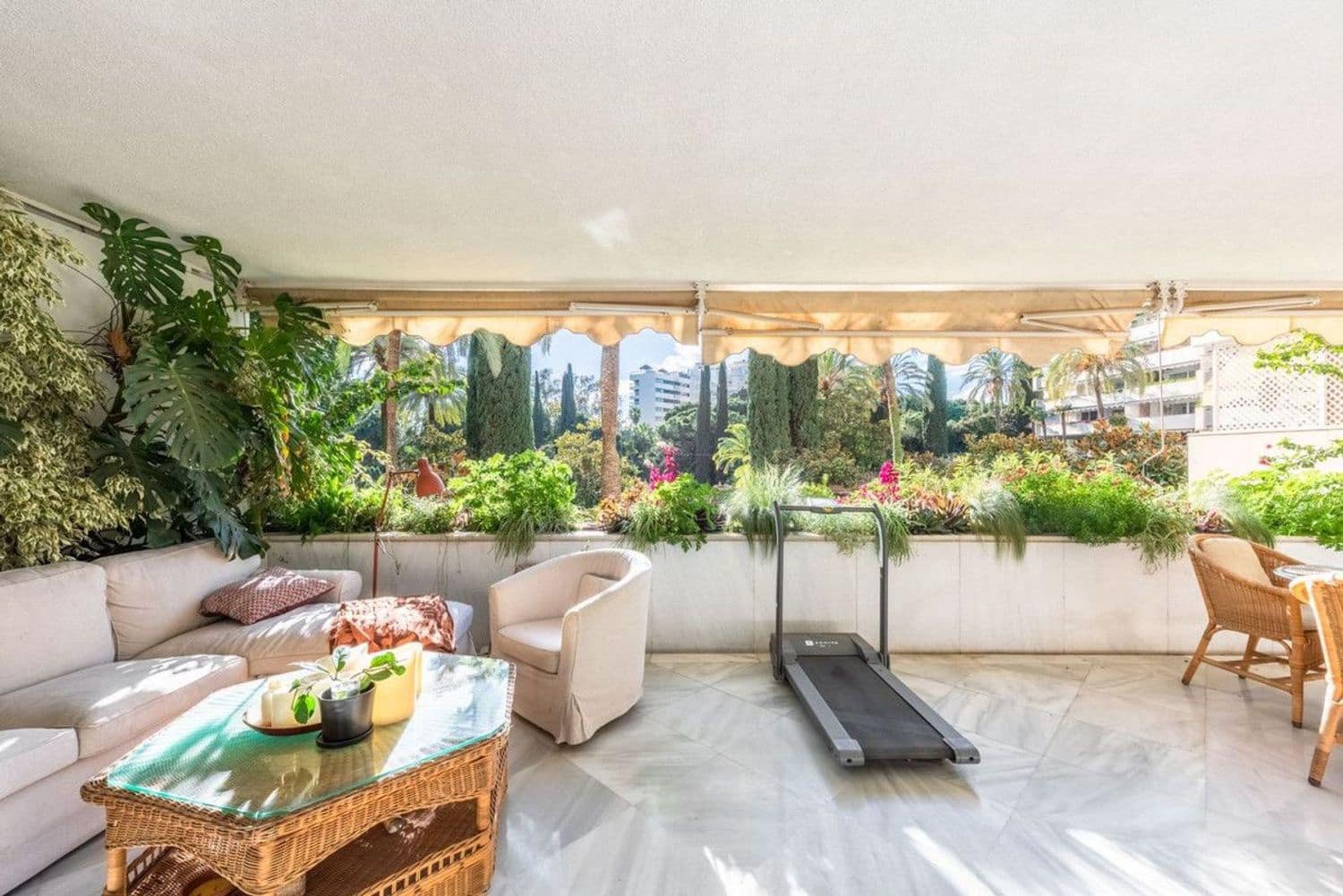 Apartamento de 3 habitaciones en Marbella en venta con piscina garaje - 2.040.000 € (Ref: 9977394)