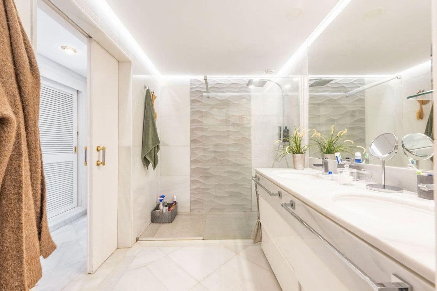 Apartamento de 3 habitaciones en Marbella en venta con piscina garaje - 2.040.000 € (Ref: 9977394)