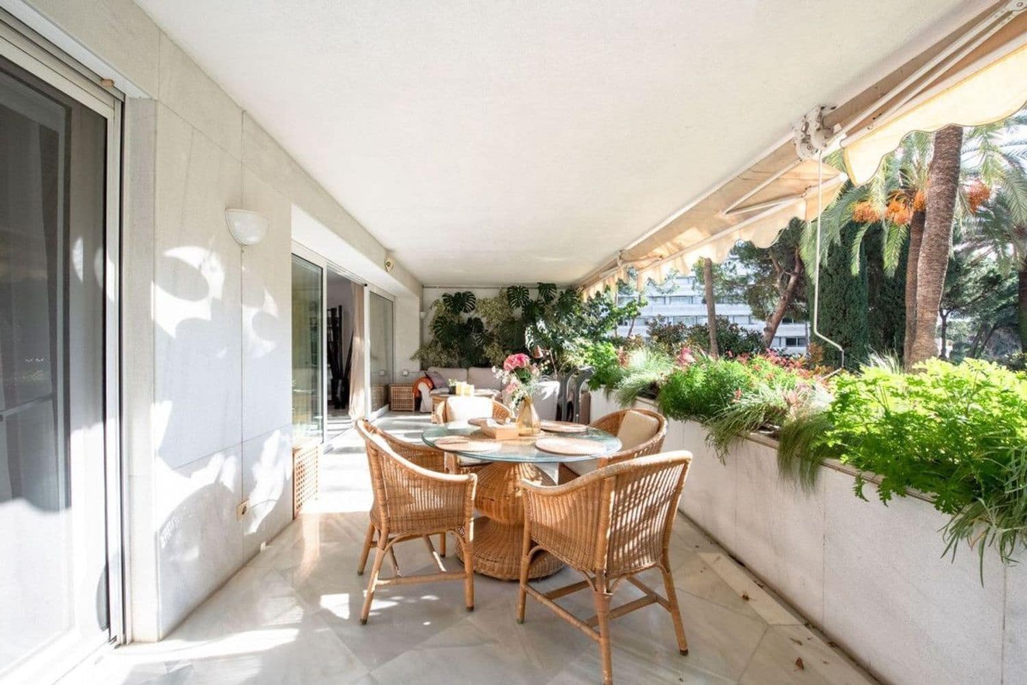 Apartamento de 3 habitaciones en Marbella en venta con piscina garaje - 2.040.000 € (Ref: 9977394)
